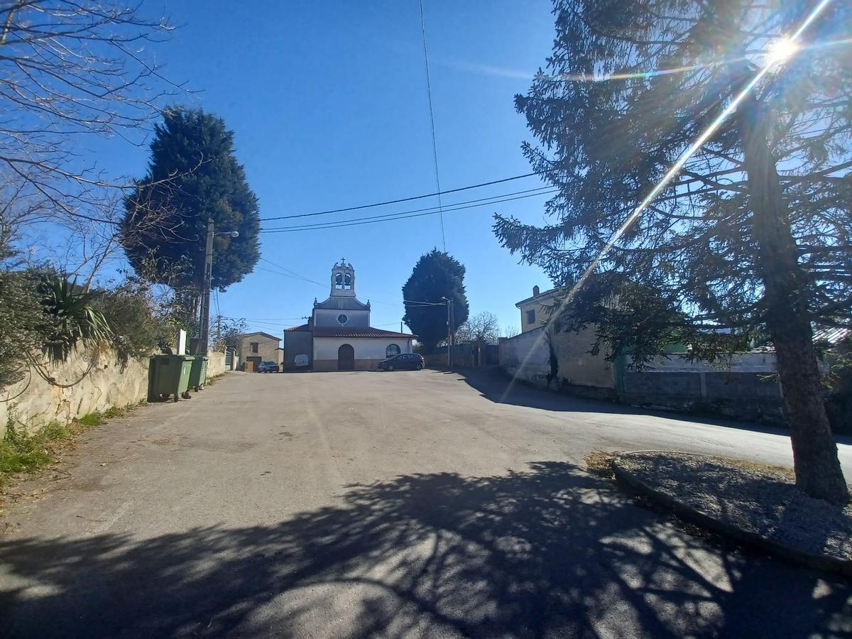 Iglesia de San Roque, en Aramil, punto de inicio de la ruta.
