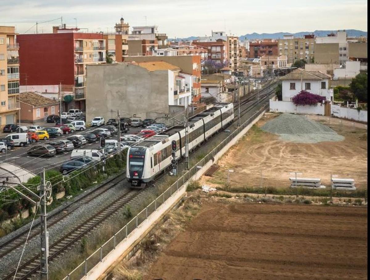 Las vías del metro constituyen una barrera en Torrent.
