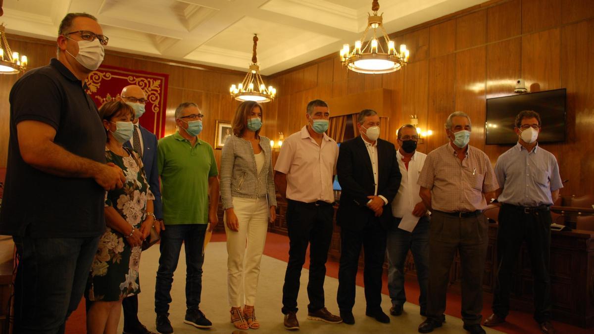 Representantes de Junta, Diputación, Subdelegación, organizaciones agrarias, alcaldes y ganaderos de Vegalatrave y Gallegos del Río tras la reunión sobre el incendio de Lober de Aliste.