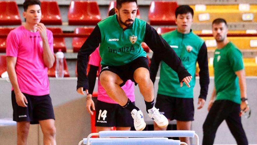 Jesulito realiza un ejercicio durante un entrenamiento del Córdoba Futsal en Vista Alegre.