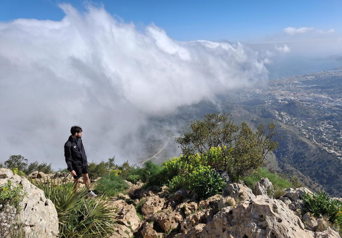 Un mar de nubes en el Montgó (imágenes)