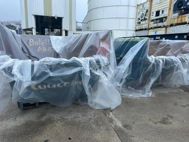 El aceite de palma mancha la ría de Vigo tras romper un tanque en el muelle de Guixar