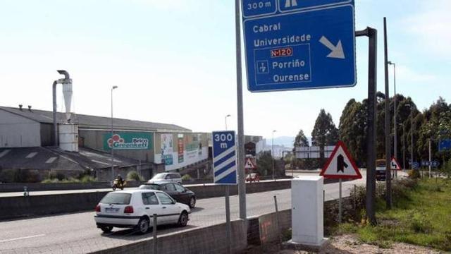 Cabina de radar instalada por Tráfico en la A-55 en dirección a Vigo a escasos     metros del alto de Puxeiros.  // R.Grobas