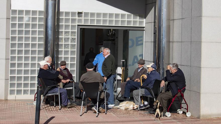 Los mayores de 65 años ya superan el 25 % de la población en 21 municipios