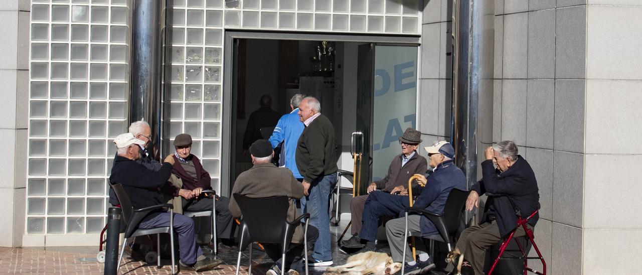 Grupo de mayores en un centro en la Costera.