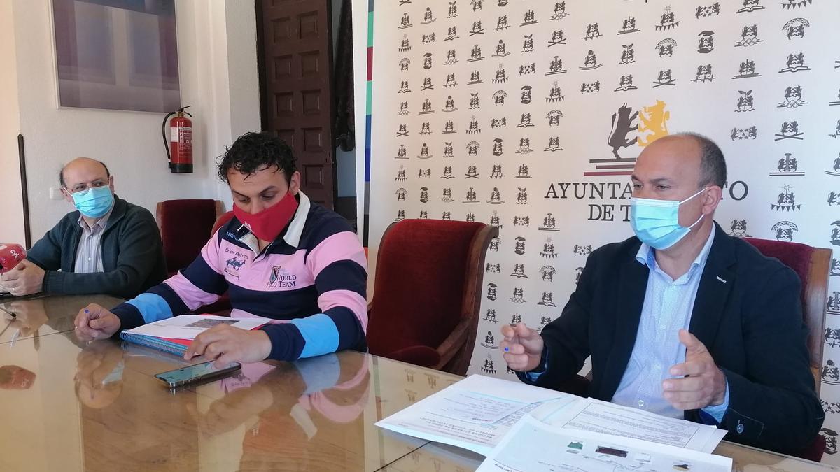 De izquierda a derecha, el concejal de Medio ambiente, el alcalde y el responsable de Acciona en Toro