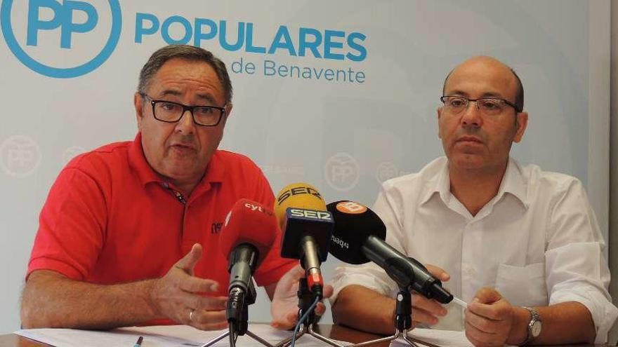 Manuel Vega y José Manuel Salvador se dirigen a los periodistas durante la rueda de prensa.