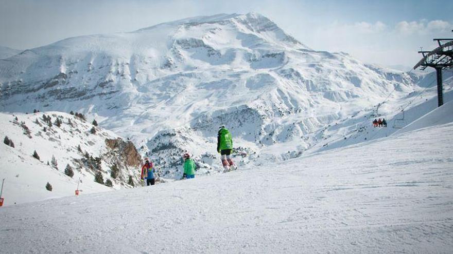 Lambán ve &quot;poco prudente&quot; que las estaciones de esquí abran antes de Reyes