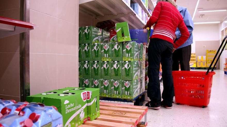 Envases de leche en un supermercado.