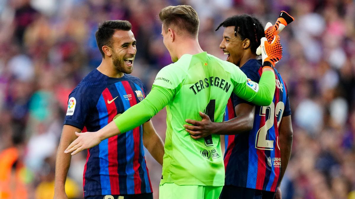 Koundé y Eric Garcia abrazan a Ter Stegen al finalizar el Barça-Mallorca