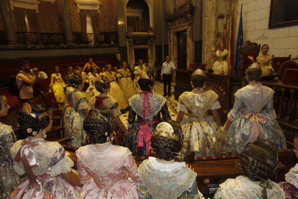 Las cortes de honor ensayan la proclamación de las falleras mayores