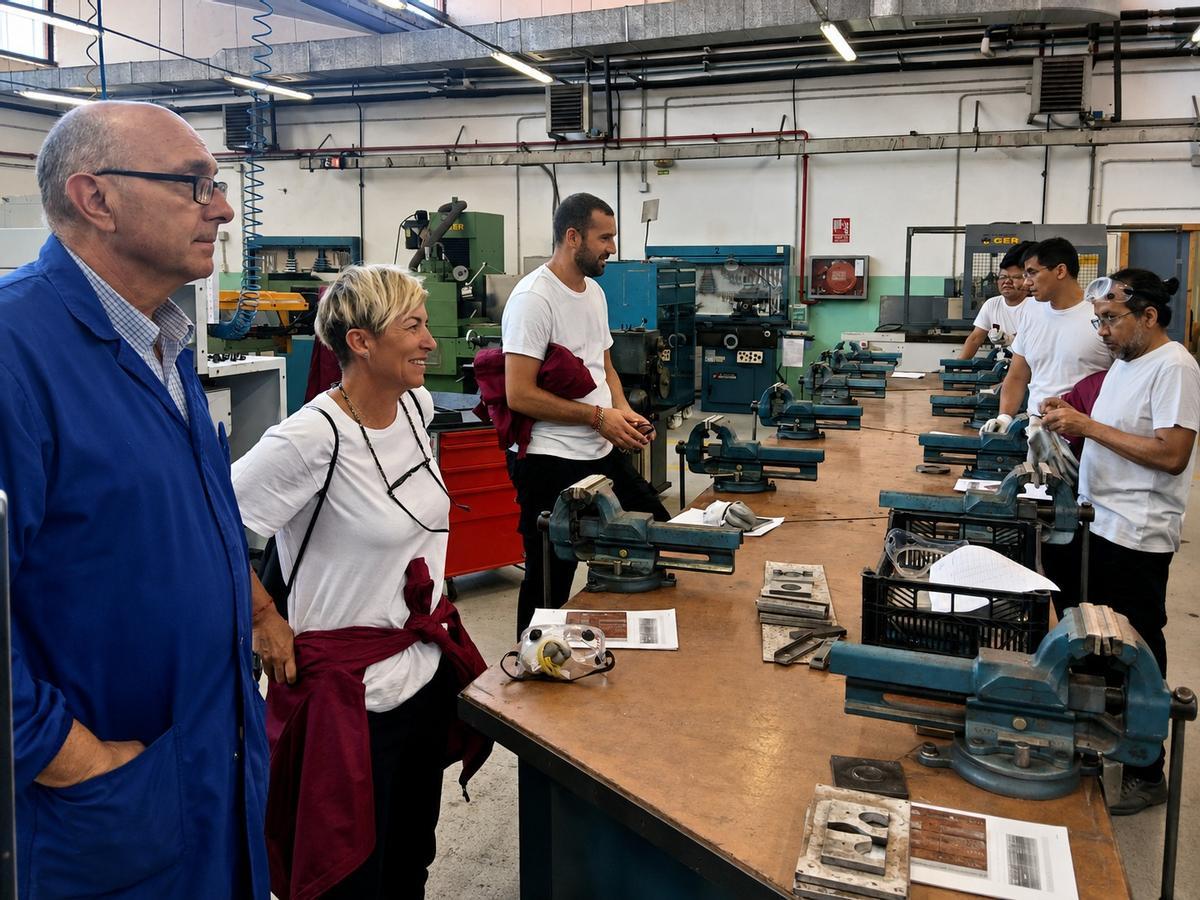Los alumnos del curso de certificación profesional ayer, en uno de los talleres con su profesor José Manuel Valverde.
