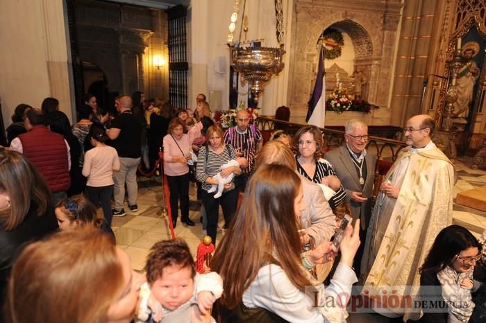 Los niños pasan por el manto de la Fuensanta