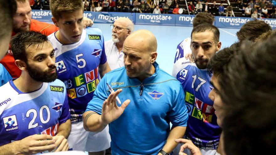 El técnico del BM Benidorm, Fernando Latorre, da instrucciones a sus jugadores en un partido reciente.