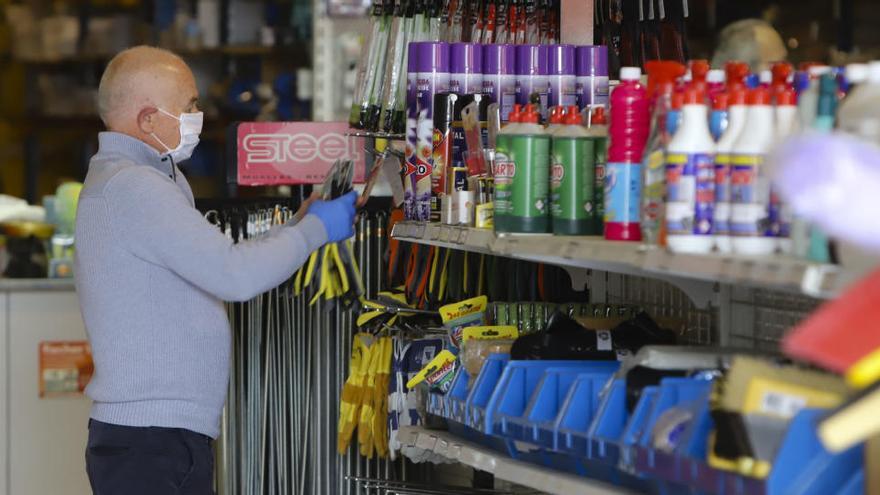 Un trabajador realiza tareas en su empresa.