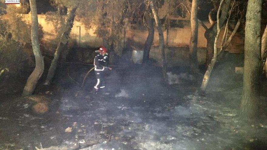 Los bomberos evitan que un incendio afecte las instalaciones de una empresa cerámica de Onda