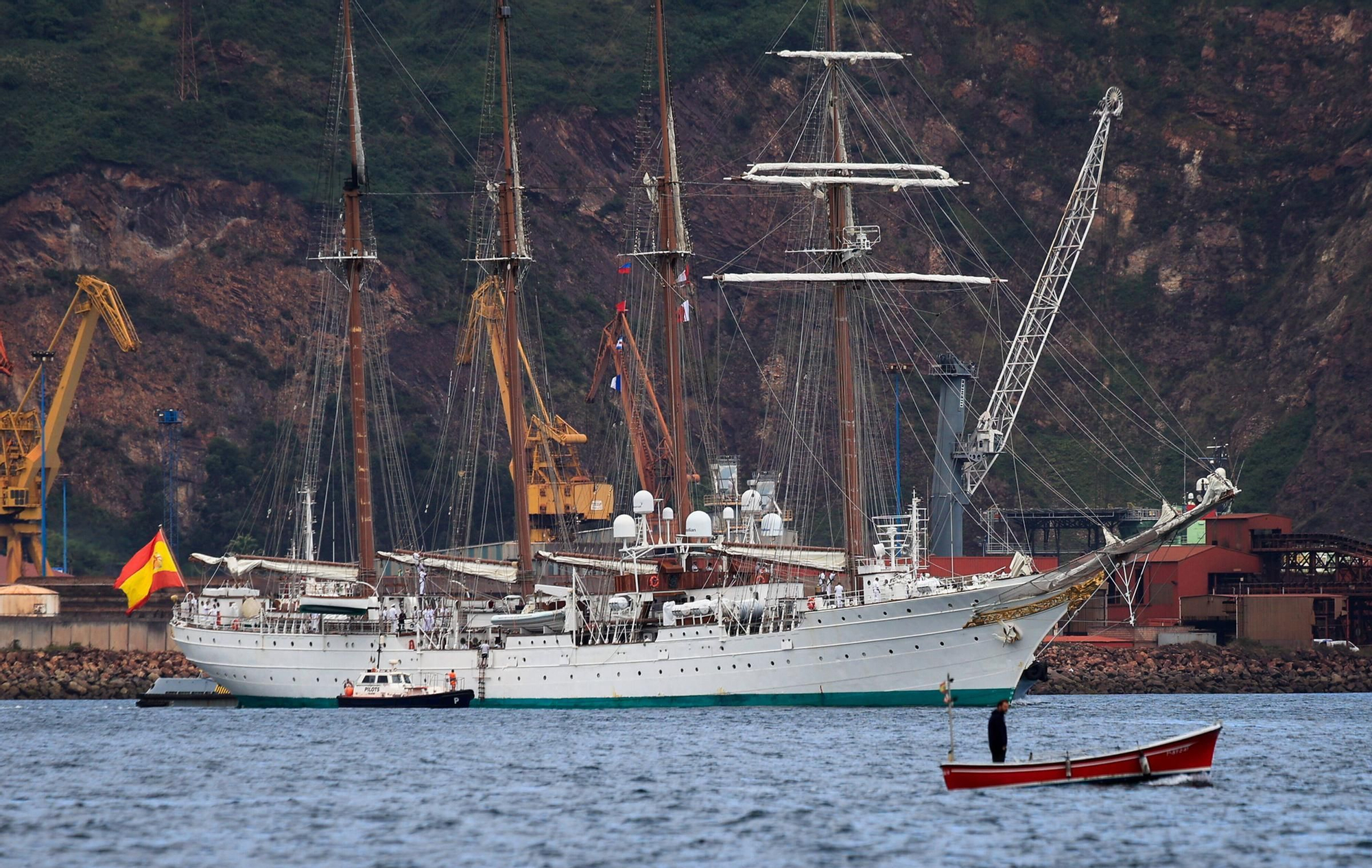 En imágenes: así se despidieron más de 40 embarcaciones del "Elcano" y la "Blas de Lezo" surcando la costa de Gijón