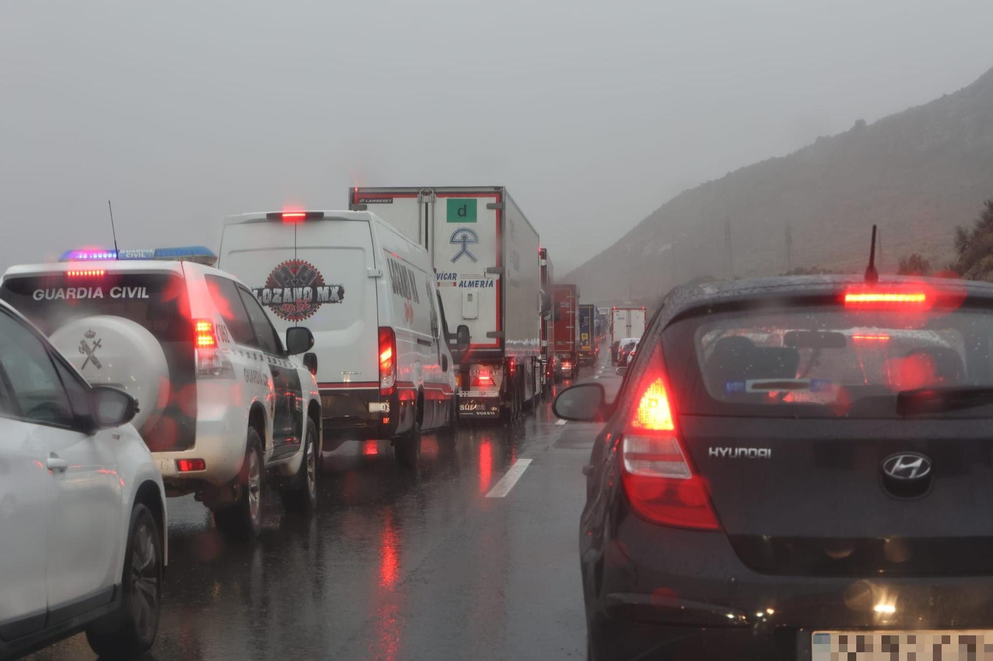 Retenciones de tráfico por la lluvia en la autovía a la altura de Elda