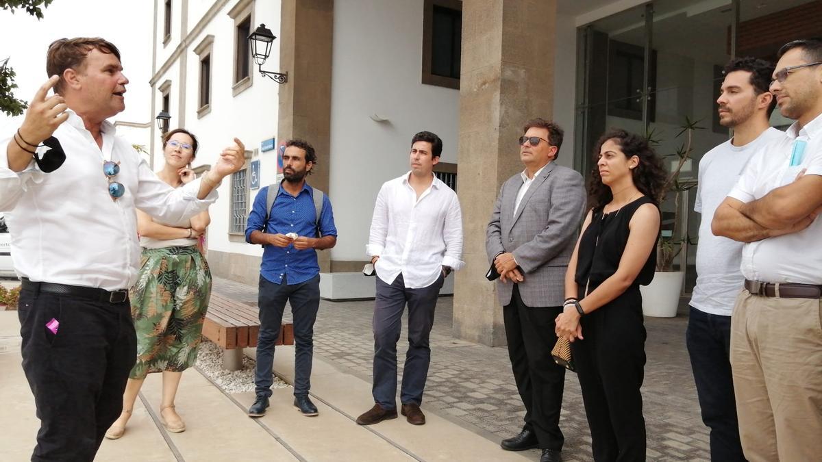 El director del centro Nacho Zabaleta, a la izquierda, junto a alumnos del centro y el presidente de la Autoridad Portuaria Luis Ibarra en una visita al Puerto.