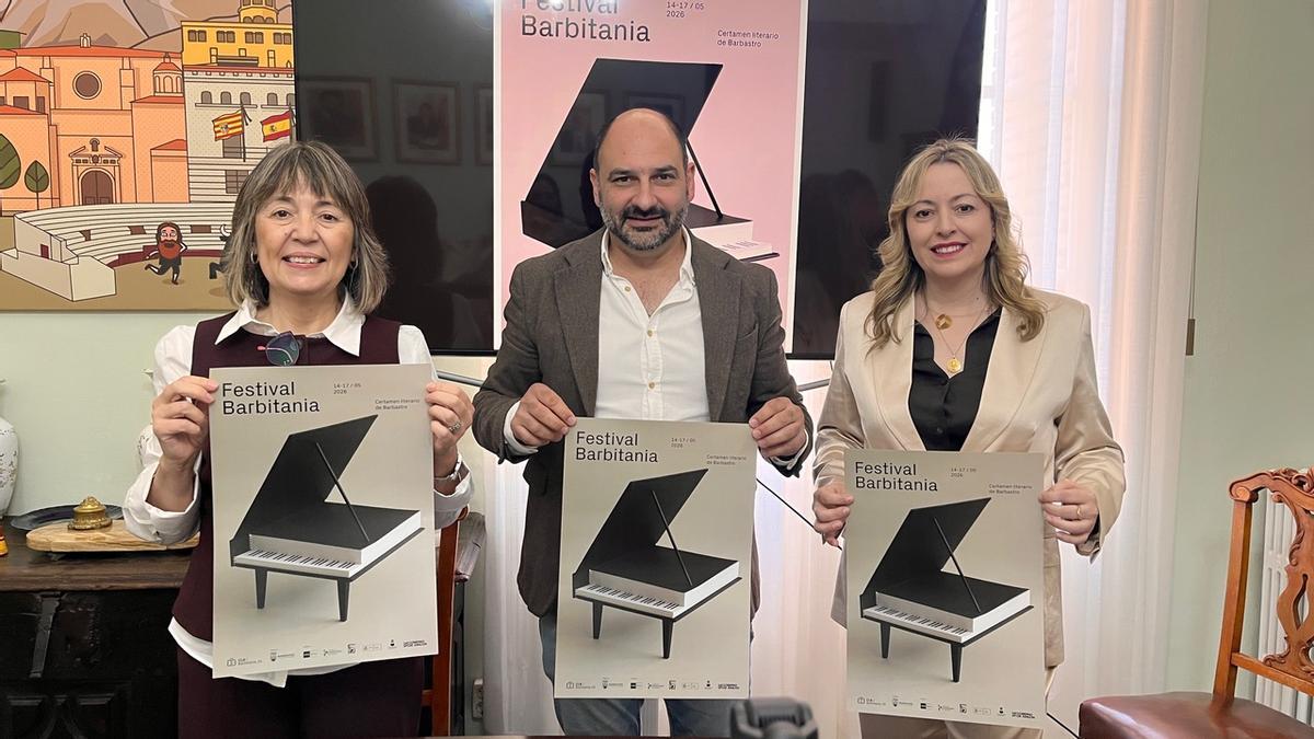 María Ángeles Naval, directora del Festival; Fernando Torres, alcalde de Barbastro, y Pilar Abad, concejal de Cultura del Ayuntamiento de Barbastro, en la presentación del V Barbitania