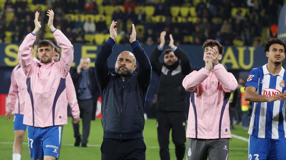 Manolo González y los jugadores saludan a los pericos desplazados a Vila-real.