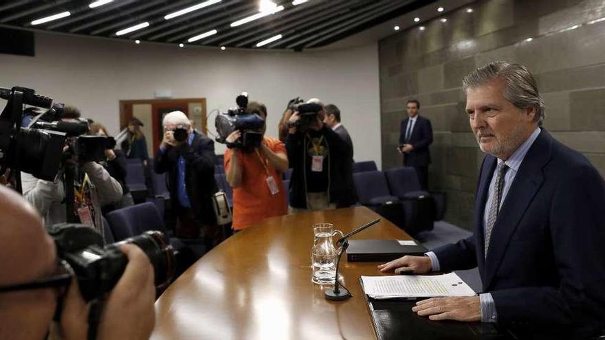 Íñigo Méndez de Vigo en la rueda de prensa posterior al Consejo de Ministros.  // Efe