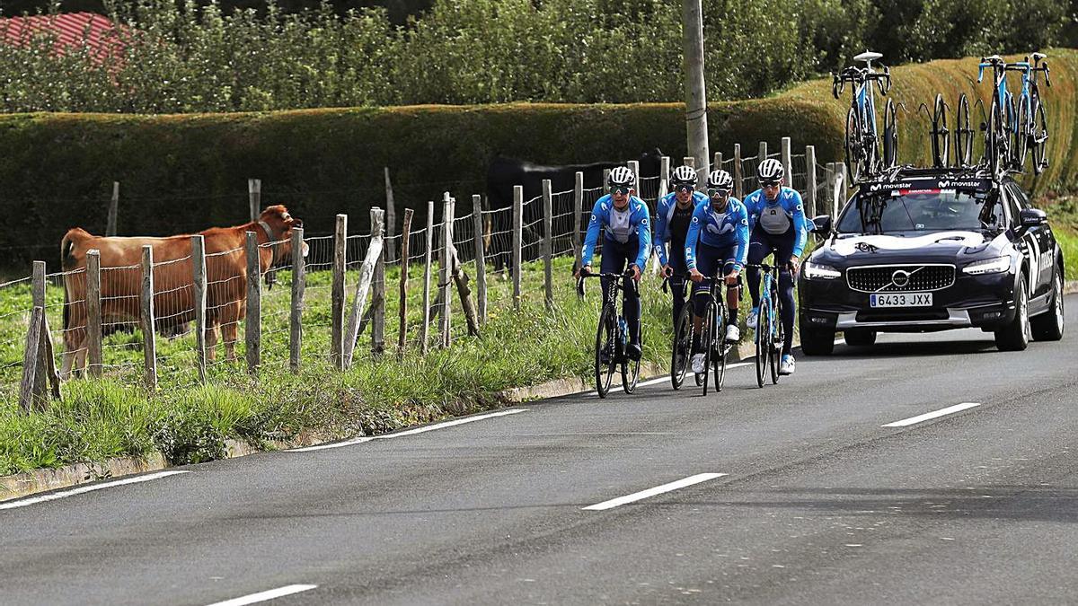 Alejandro Valverde y otros ciclistas del equipo Movistar entrenan, ayer, en Irún.EFE/KIKO HUESCA