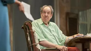 Juicio y condena de un gigante: Un brillante Josep Maria Pou encarna a Roald Dahl en una obra que acaba como un ajuste de cuentas