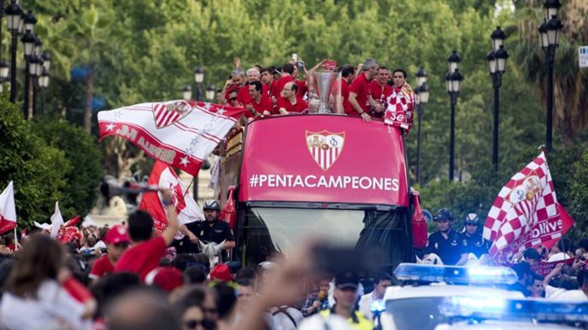 El Sevilla se paseó en la rúa montado en un bus rojo descapotable