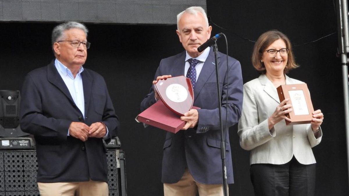 José Manuel Vázquez y Marisa Crespo recibieron sendos regalos.   | // F.C.