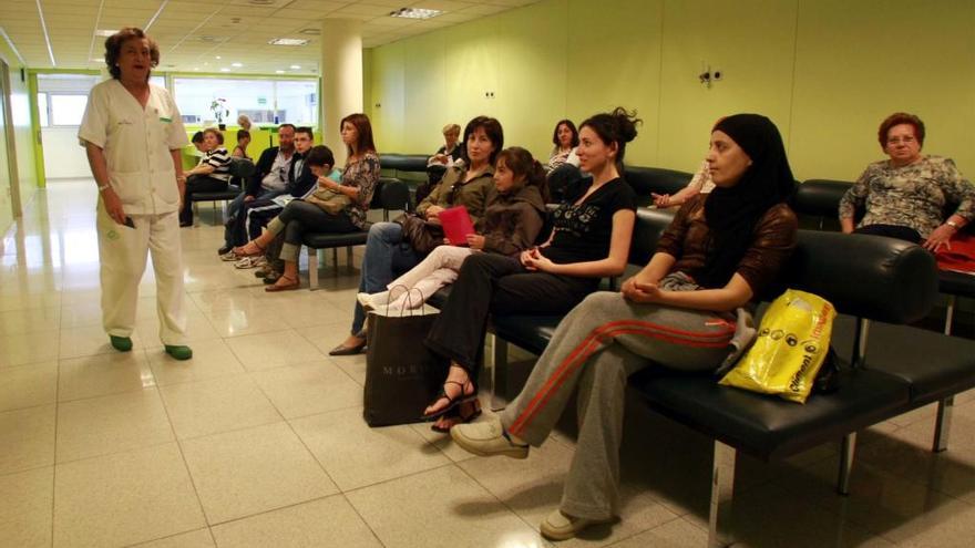 Varios pacientes esperan para pasar a consulta en el Reina Sofía.