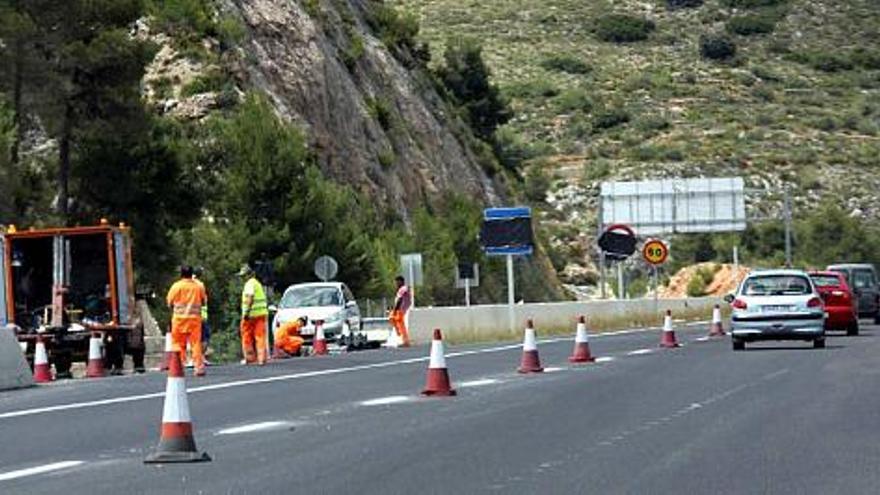 Los operarios ultimaban ayer los preparativos en el tramo de autovía del Puerto de Albaida para que sea inaugurada el día 30.