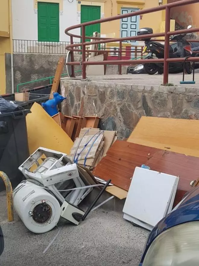 Dispositivo especial contra el abandono de escombros y muebles en la calle
