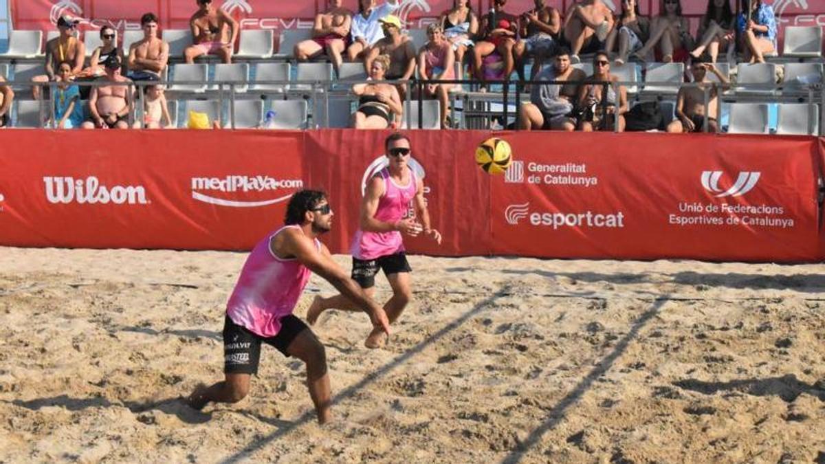 Una de las parejas participantes en el torneo de voley playa.