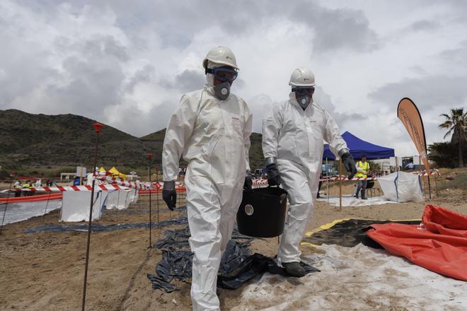 Las imágenes del simulacro de vertido de fuel en Cala Reona