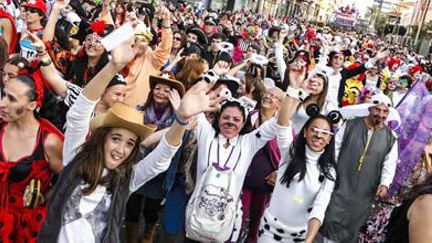 La carroza de la Reina del Carnaval encabeza la Gran Cabalgata