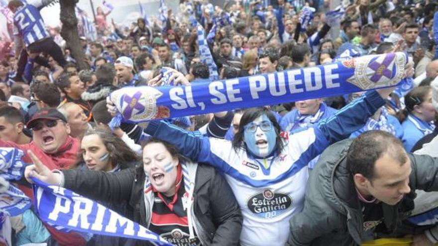 Aficionados deportivistas en las inmediaciones de Riazor.