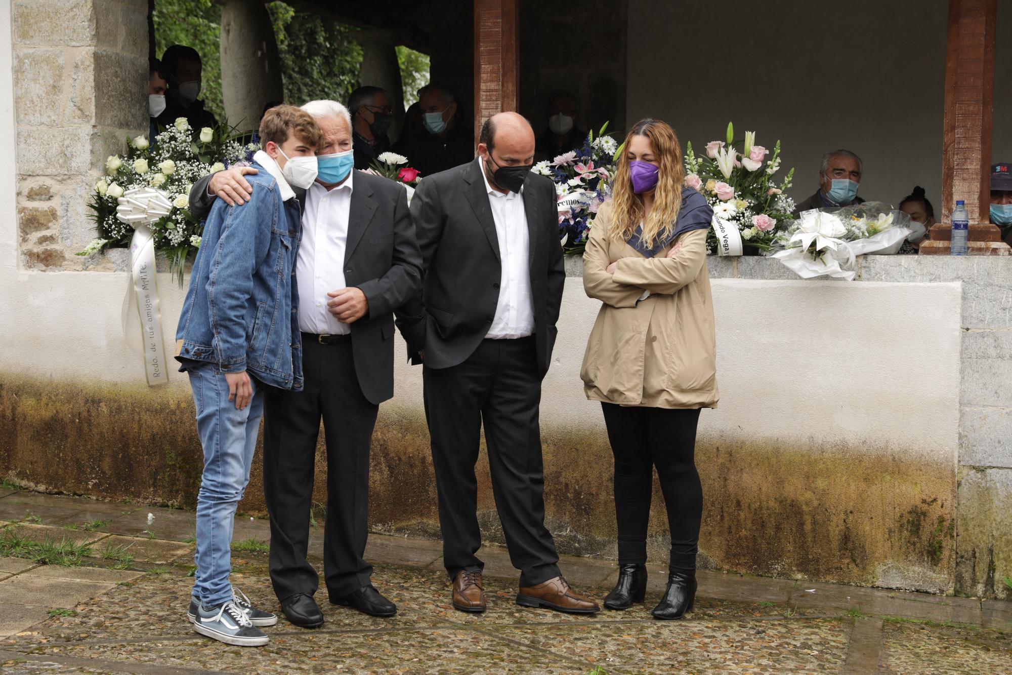 Emotivo funeral por Teresa Aladro, asesinada en Laviana por su exmarido