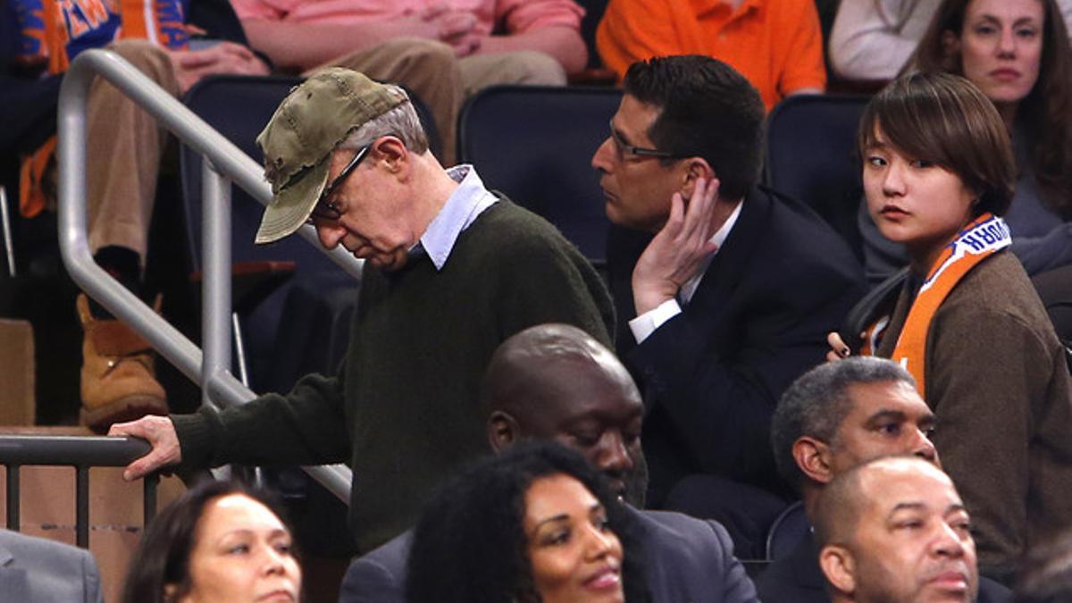 Woody Allen abandona el partido que disputaron los Knicks y los Heat, el sábado en Nueva York.