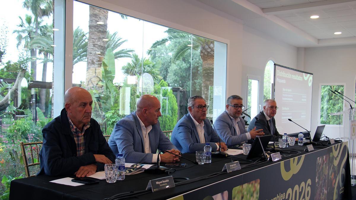 Dirigentes de Cooperatives Agro-alimentàries durante la asamblea.