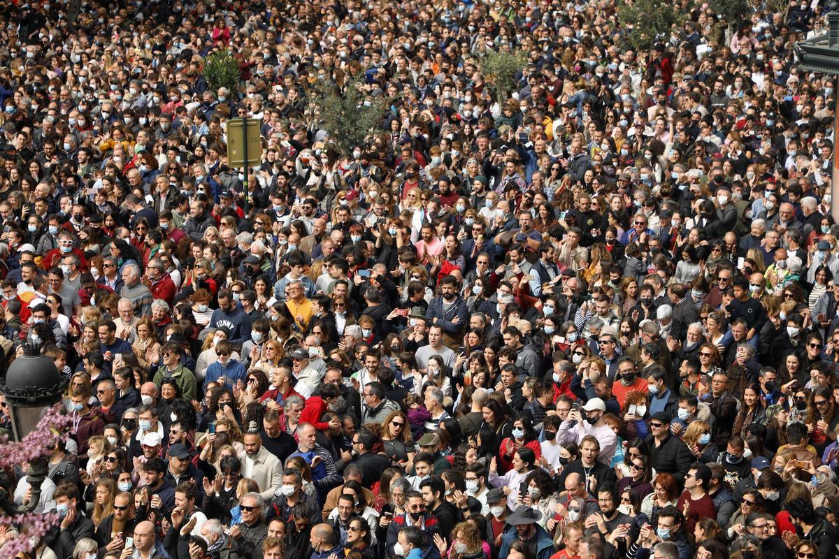 Miles de personas en una mascletà de Fallas en València.