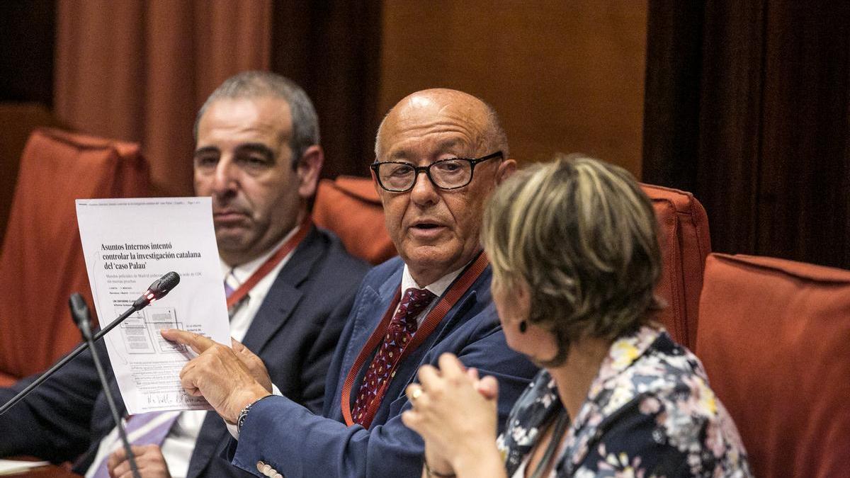 Marcelino Martín-Blas (c) junto a su abogado Antonio Alberca (i) durante una comparecencia en el Parlament catalán.