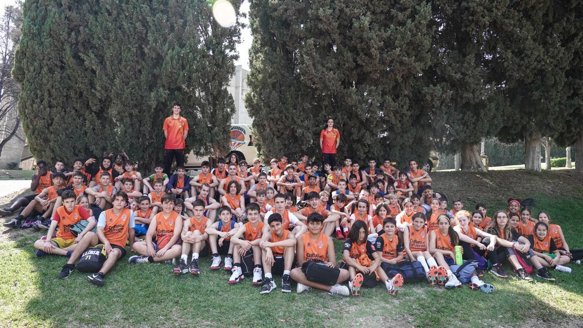 Los jugadores del Valencia Basket compartieron un buen rato con los cerca de 100 jóvenes charlando, firmando autógrafos y haciéndose fotos.