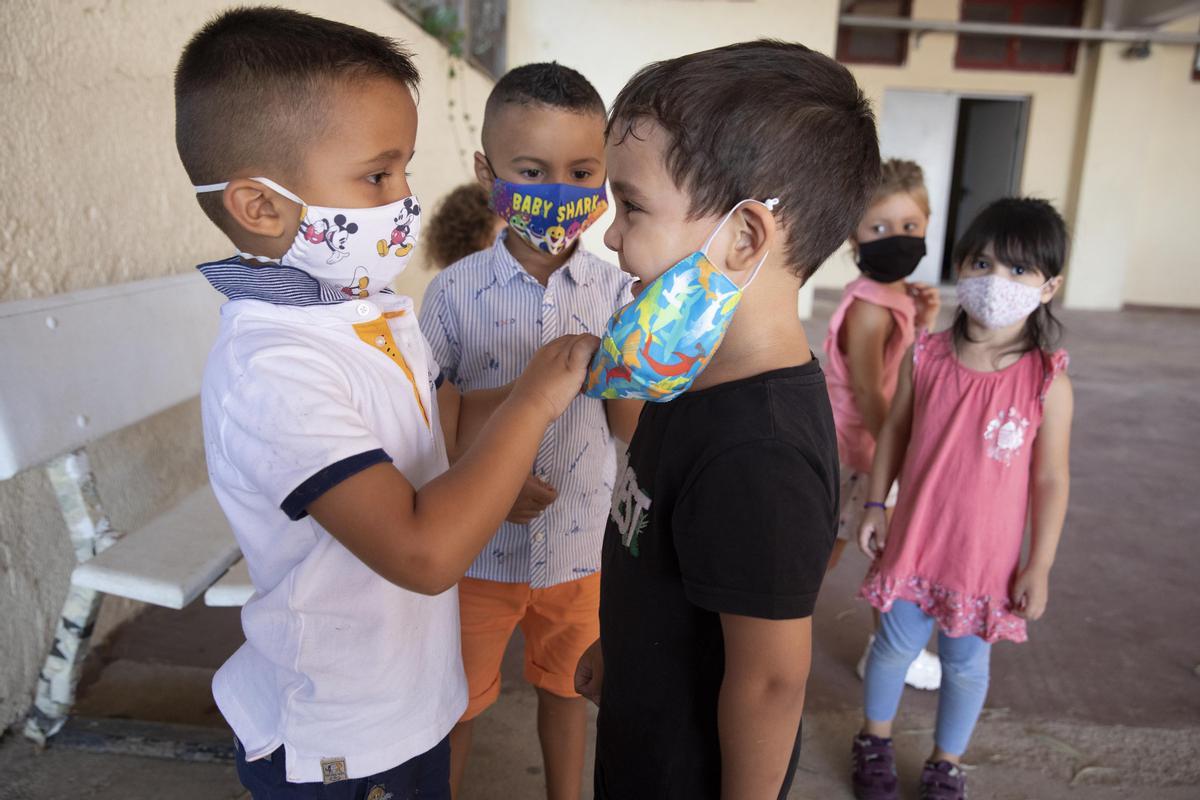 Niños con mascarilla en un colegio de primaria de Santa Coloma de Gramenet, el pasado septiembre.