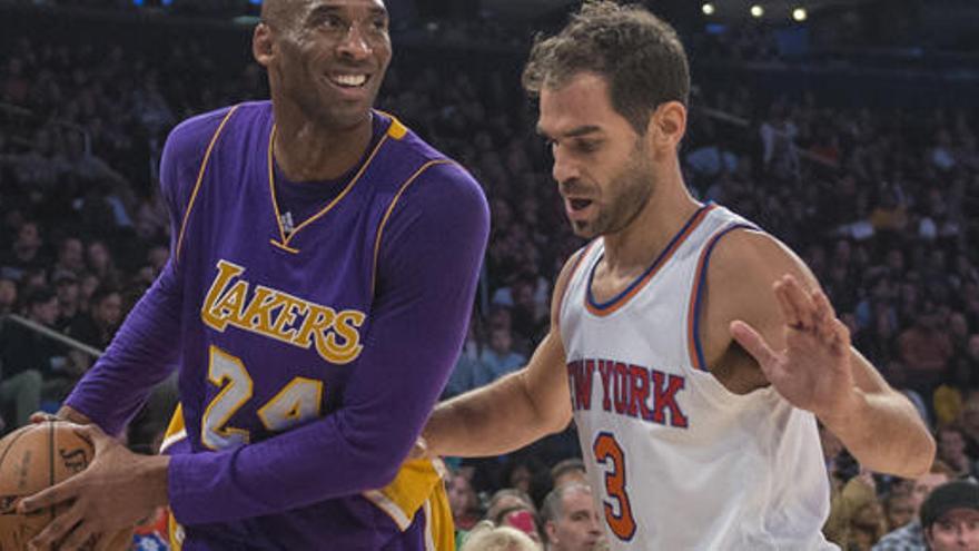 Calderón defendiendo ante Kobe Bryant