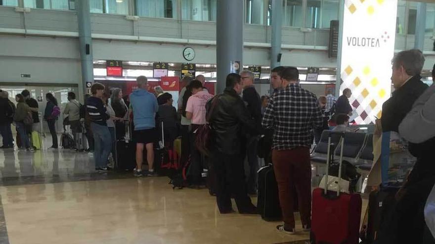 La cola de pasajeros para reclamar en las oficinas de Iberia en el aeropuerto de Asturias.