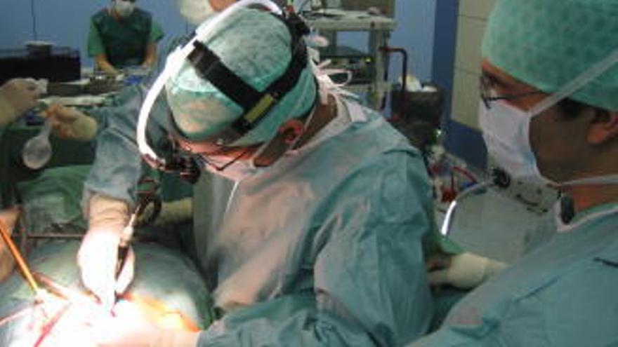 El HUCA aparta de la cirugía cardiaca a dos enfermeros del caso de las gasas