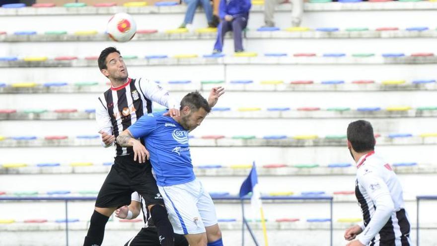 Picón salta con un jugador del San Fernando en el partido.