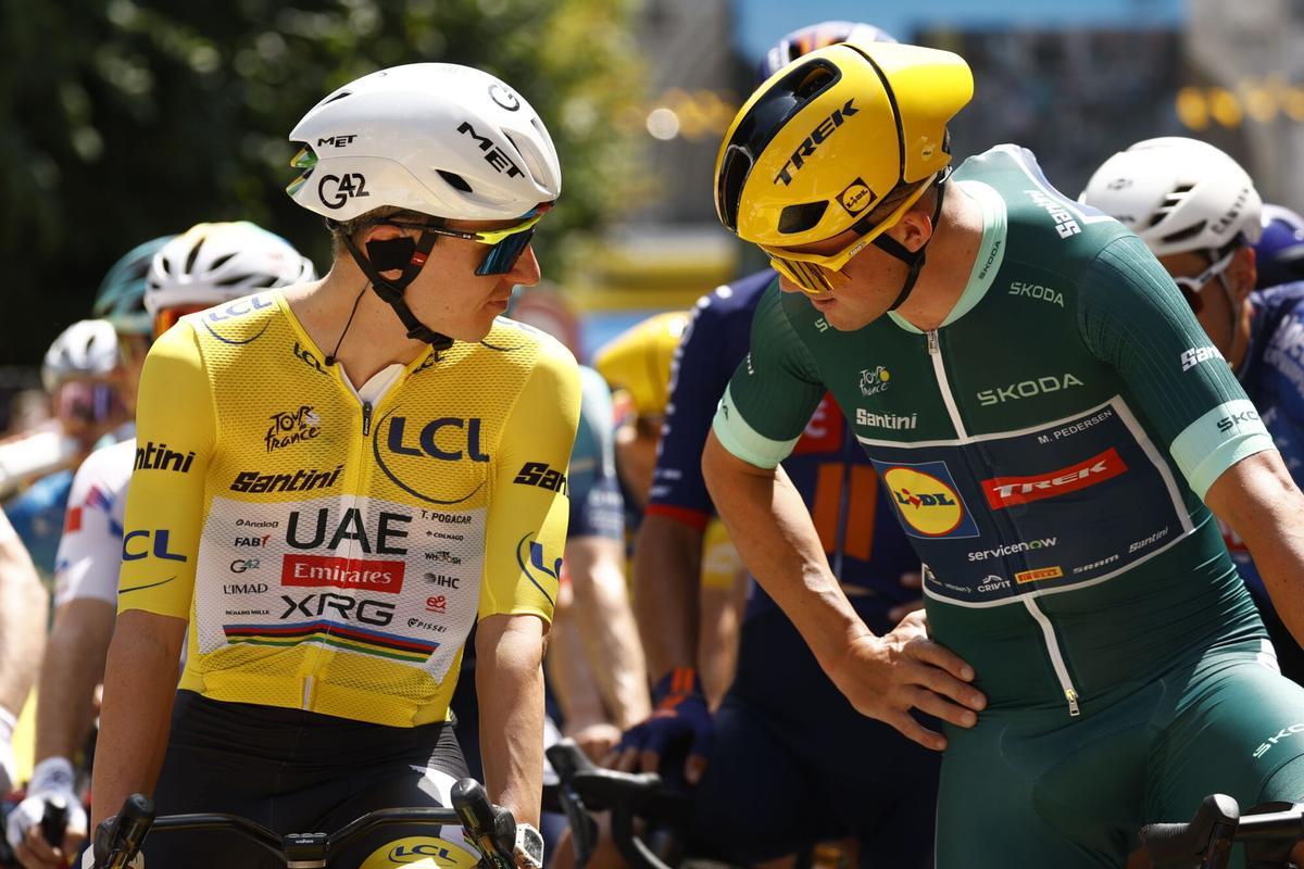 Mads Pedersen (dcha.), del equipo Lidl-Trek, con el maillot verde de líder de la clasificación por puntos, y el ciclista esloveno Tadej Pogacar (izq.).