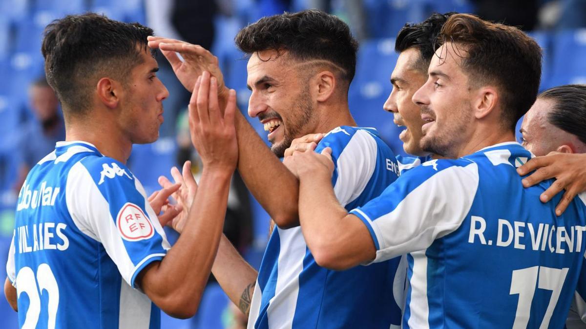 Quiles, en el centro, celebra con sus compañeros uno de sus tantos marcados en Riazor. |  // CARLOS PARDELLAS